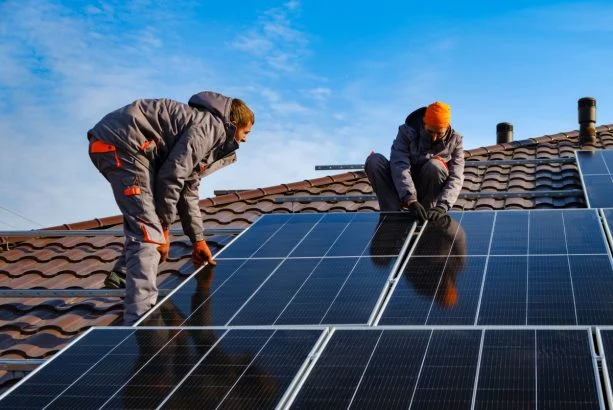 shutterstock_2070531521-613x410-1 La montée en puissance de l'énergie solaire : un tournant dans la transition énergétique